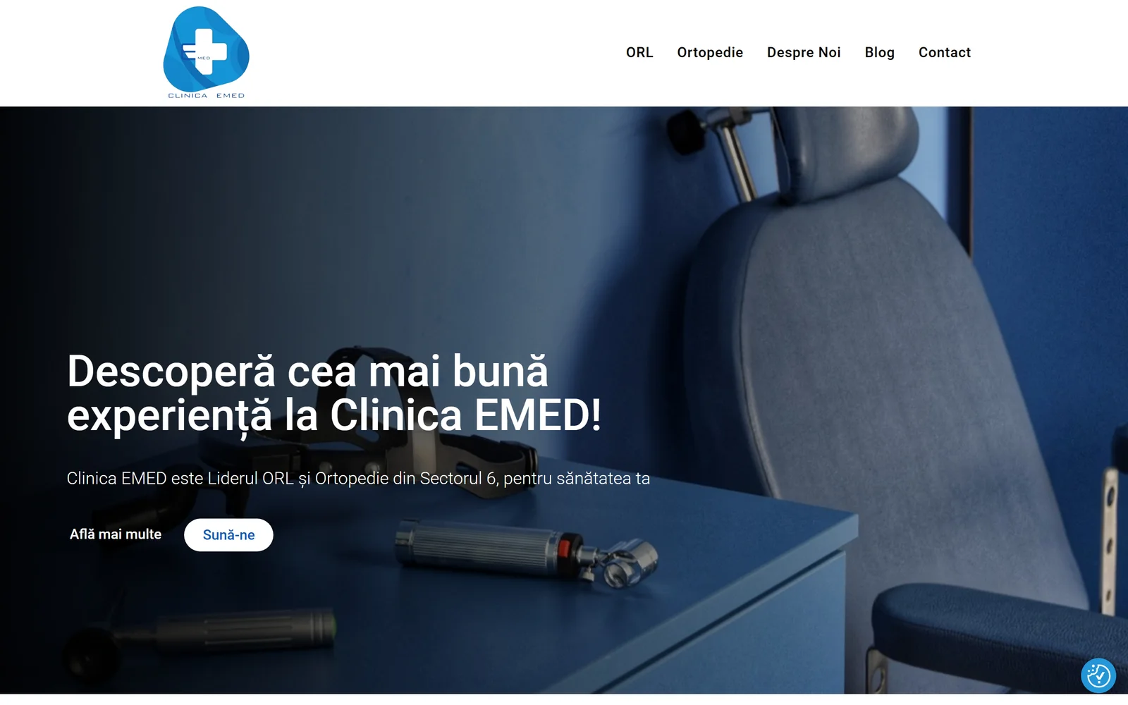 Site-ul Clinica EMED pe laptop — pagina principală